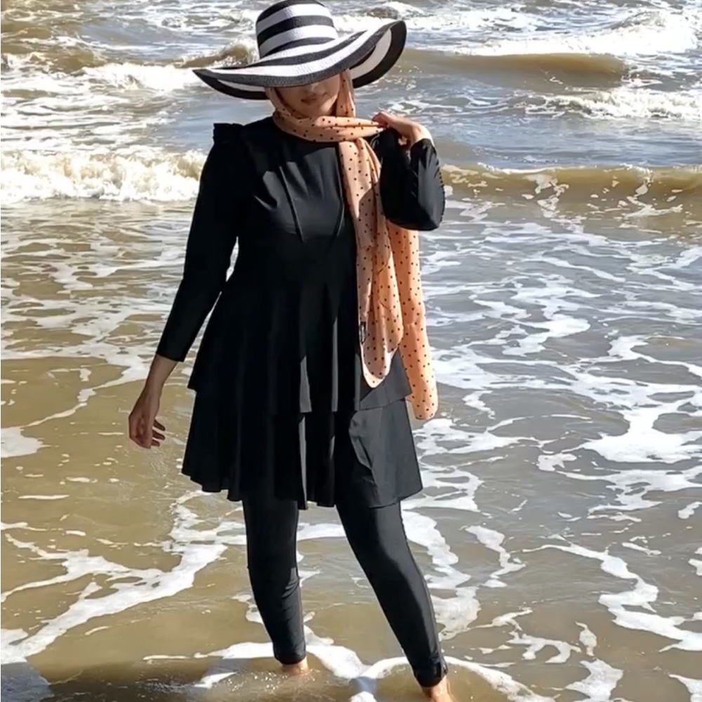 Burkini swimsuit set! !brand new!
Comes with hijab swim cap and leggings